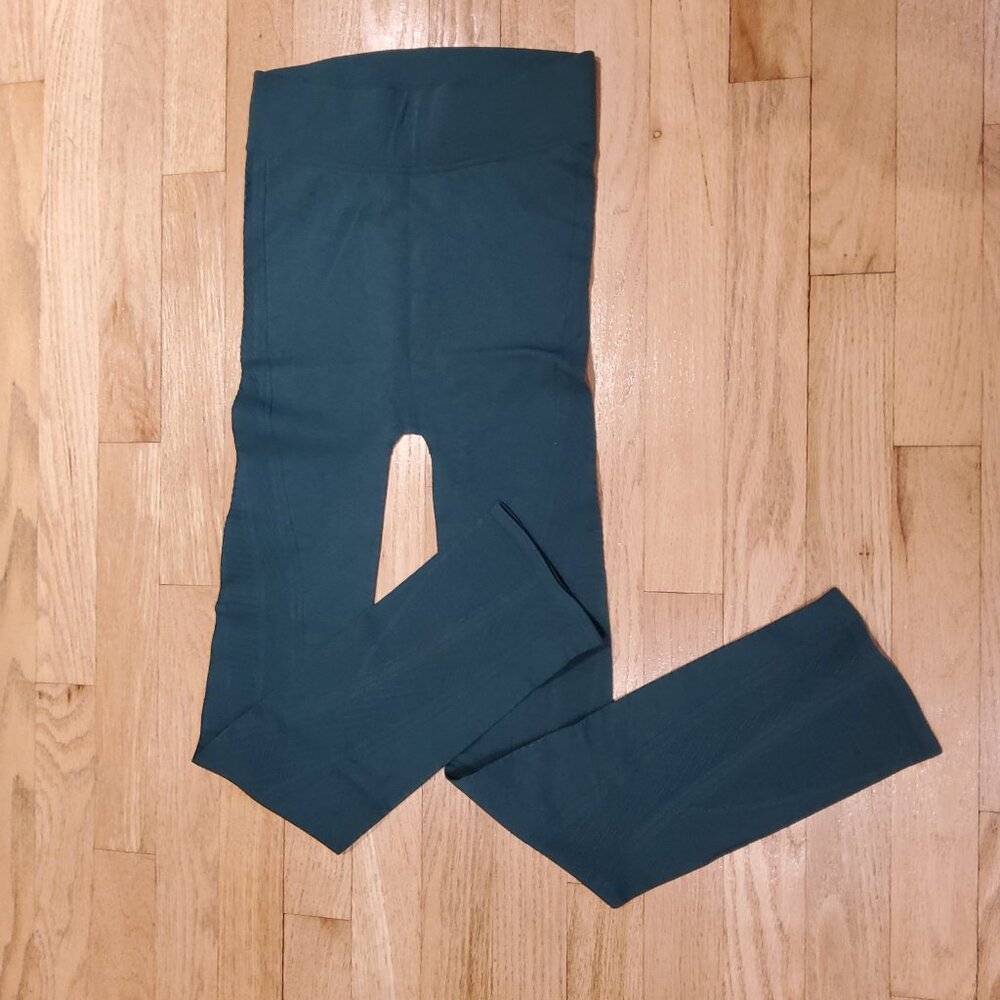 NWOT Bottle Green Capri Leggings Size 0-2 Waist 22" Lenth 35"